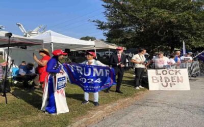 Decenas de seguidores de Donald Trump aguardan su arribo a la cárcel del condado de Fulton