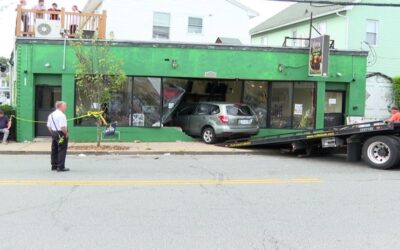 Auto se estrella con fachada de restaurante dejando 7 heridos.