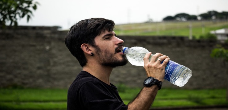 Cuánta agua necesita nuestro cuerpo y qué ocurre si no la bebemos