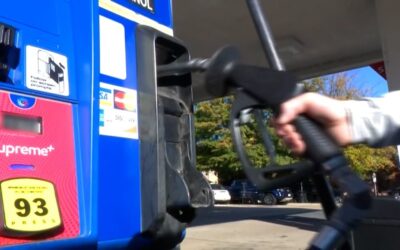 Baja precio gasolina en Rhode Island.