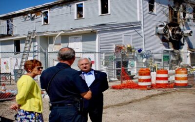 Senador Reed visita Block Island tras incendio del histórico Harborside Inn