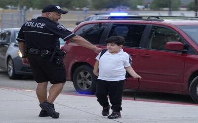 Texas quiere agentes armados en todas las escuelas, pero muchas carecen de recursos para ello