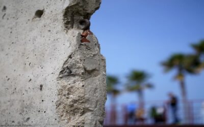 México coloca pedazos del muro de Berlín cerca de la frontera con EEUU a manera de mensaje