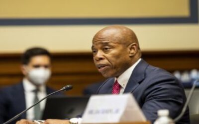 El alcalde Eric Adams dice que la emigración masiva “va a destruir Nueva York”