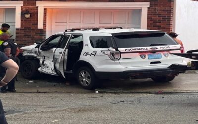 Choque entre auto y patrulla policía Providence deja 2 agentes heridos