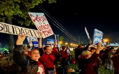 13.000 empleados de automotrices de Detroit hacen huelga en reclamo de mejoras salariales y beneficios