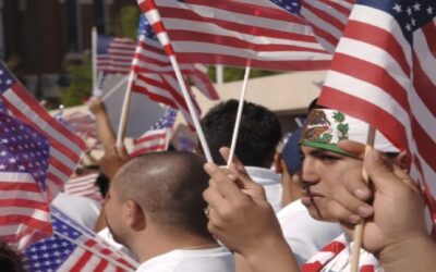 Latinos enfrentan burlas de otros latinos por no hablar español; avanza el uso del spanglish