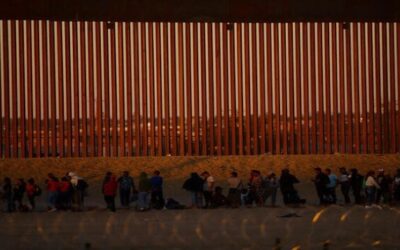 Cifra récord de migrantes se dirige a frontera de EEUU, en una nueva prueba para Biden