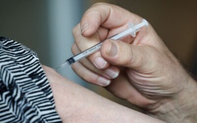 Vacunas contra influenza, Covid y VRS, ¿qué tan seguro es aplicarlas al mismo tiempo?