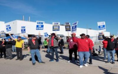 El sindicato automotriz amplía la huelga en GM y Stellantis a 20 estados más y anuncia progresos en la negociación con Ford