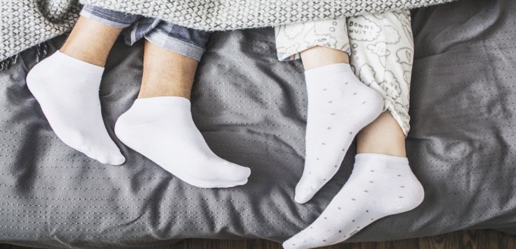 Por qué los expertos aseguran que dormir con calcetines es peor que dormir en un baño