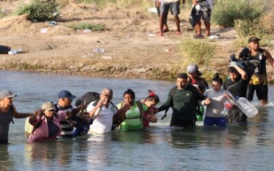 El Paso está en un “punto de quiebre” por la llegada masiva de migrantes, advirtió el alcalde Oscar Leeser
