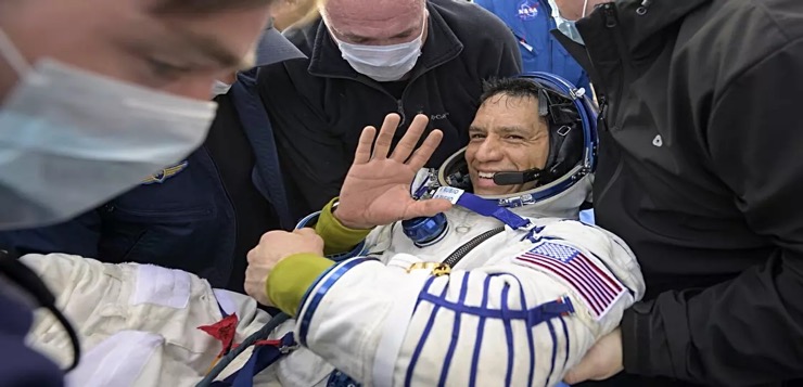 Tres astronautas regresan a la Tierra tras un año en el espacio. Frank Rubio bate un récord de EEUU