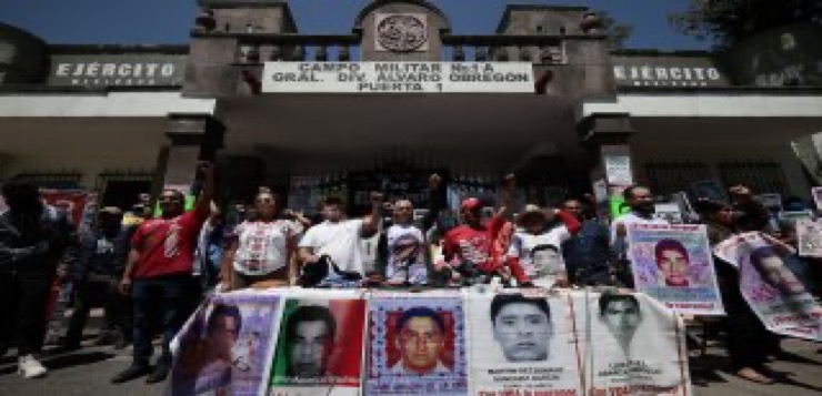 Padres de los 43 estudiantes desaparecidos de Ayotzinapa exigen investigar a expresidente Peña Nieto