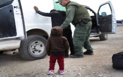 Según informe: Ciertos inmigrantes indocumentados serían obligados a permanecer en Texas