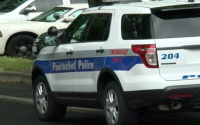 Policía Pawtucket investiga doble apuñalamiento.