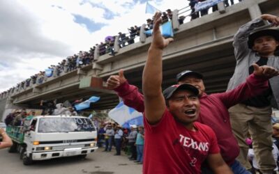 Miles de guatemaltecos salen por sexto día a las calles en protesta contra la fiscalía