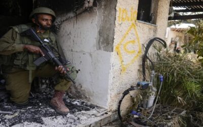 Cadáveres de vecinos y milicianos desparramados en calles de aldea israelí