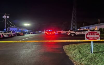 Autoridades dan a conocer identidad del hombre baleado por agente fuera estación policía.