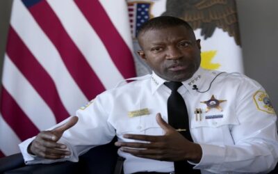 Jefe policial de Chicago dice que albergar a migrantes en cuarteles es una carga para la policía