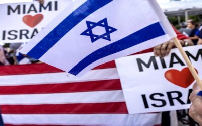 Vídeos de personas arrancando en Miami afiches de israelíes secuestrados causa rechazo