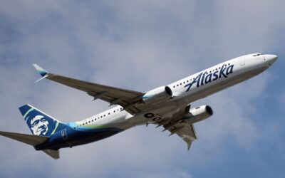 Piloto fuera de servicio intentó apagar los motores en un vuelo de Alaska Airlines