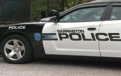 Policía Barrington busca conductor que huyó de parada vehícular.