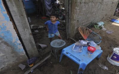 Sobrevivientes de Otis, desesperados por conseguir comida y ayuda ante la lentitud del gobierno