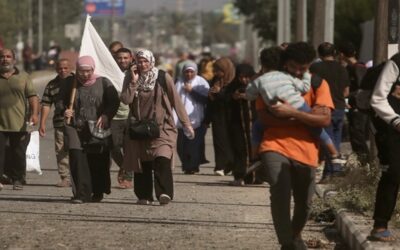 Número creciente de palestinos huyen a pie; Israel dice que sus tropas están luchando dentro de la ciudad de Gaza