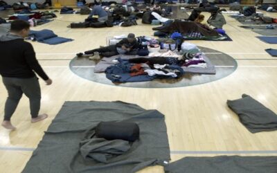 Alcaldes de 5 grandes ciudades piden reunión con Biden sobre inmigración