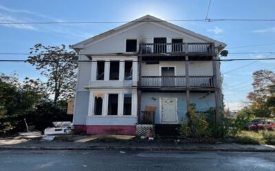 Bomberos responden a incendio de casa en Providence.