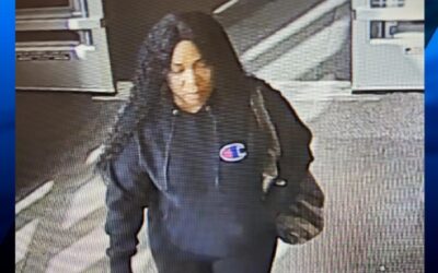 Policía Cranston busca sospechosa de robar en Stop & Shop.