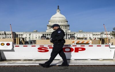 Detienen a un hombre armado junto al Capitolio y examinan un paquete sospechoso