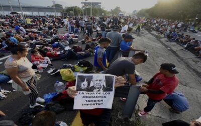 Migrantes bloquean aduana en la frontera sur de México para presionar por permisos migratorios