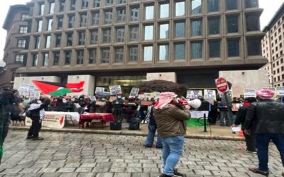 Manifestantes piden cese al fuego guerra Israel-Hamas afuera edificio Textron en Providence.