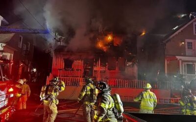 Incendio en dos casas deja 8 personas sin hogar.