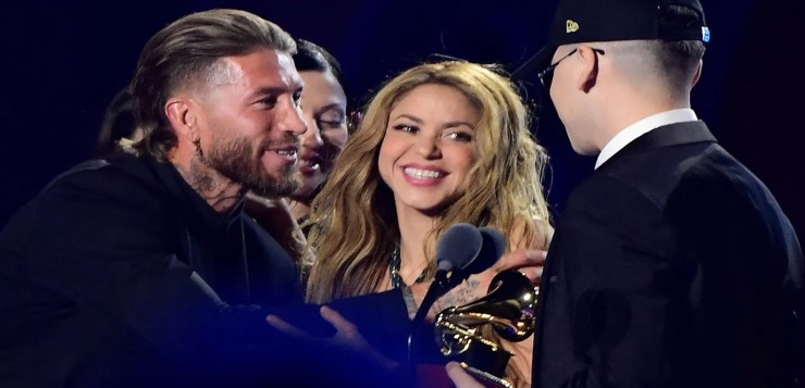 Shakira se vengó de Gerard Piqué. Sergio Ramos posó con ella y le dio Latin Grammy