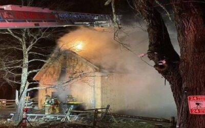 Autoridades investigan incendio en granero donde se filmó la película “The Conjouring”.