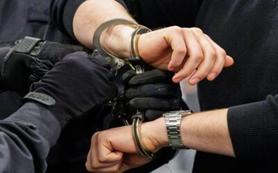 Exembajador de Estados Unidos es arrestado bajo sospecha de ser un espía cubano, según el FBI