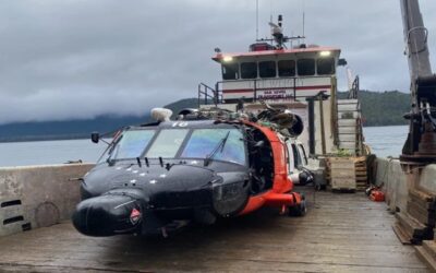 Recuperan helicóptero de Guardia Costera que cayó cerca de Alaska durante misión
