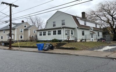 Policía Cranston investiga disparos a una casa.