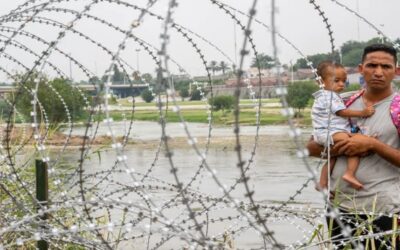 Juez federal impide que la administración Biden retire el alambre de púas que Texas puso en la frontera con México