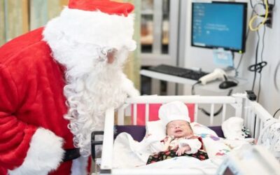 Santa Claus llega al Hospital Women & Infants para celebrar la primera navidad de los recién nacidos.