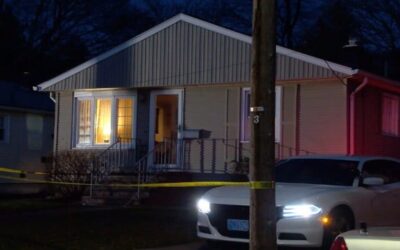 Autoridades identifican a mujer encontrada muerta en su casa de North Providence.