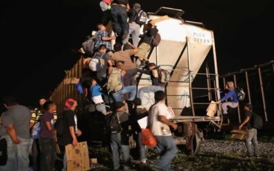 Caravana de inmigrantes se trepa a ‘La Bestia’ para llegar más rápido a la frontera estadounidense