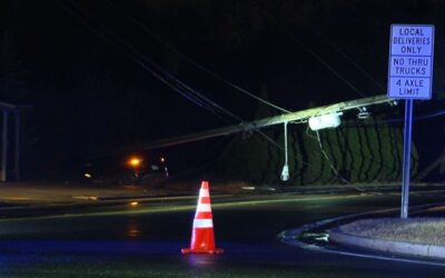 Conductora supuestamente ebria acusada de provocar accidente que ocasionó cortes de energía en el área.