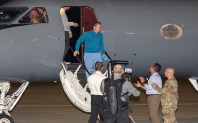 Estadounidenses liberados por Venezuela en intercambio de prisioneros llegan a base de Texas