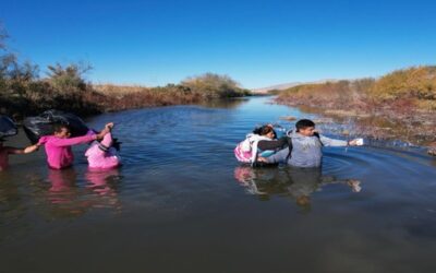 Agentes mexicanos rescatan a mujer y 4 hijos con hipotermia tras pasar horas en río Bravo