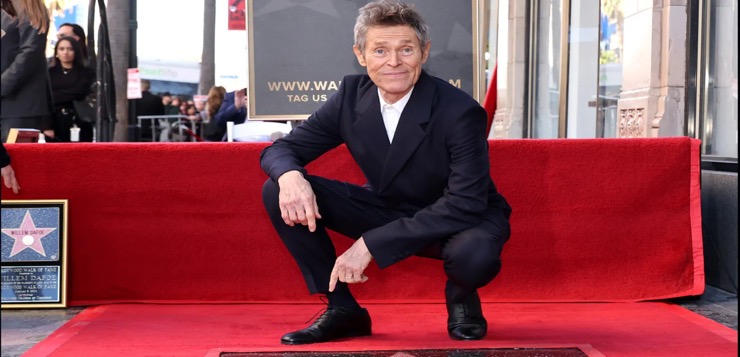 Honran a Willem Dafoe con estrella en el Paseo de la Fama de Hollywood.