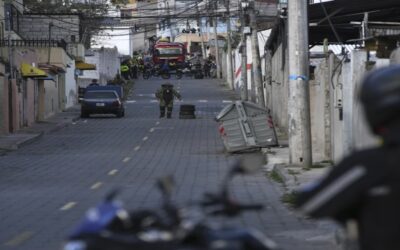 Ecuador sigue en vilo con alerta de bomba, que resulta falsa, y violencia incesante en las cárceles